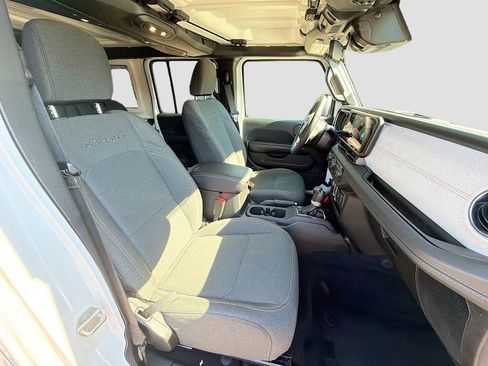 Used 2024 Jeep Wrangler Sahara image 15