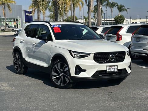 Certified 2025 Volvo XC40 B5 Plus image 1