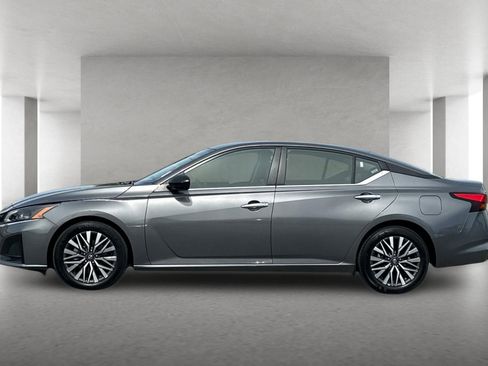 Used 2025 Nissan Altima 2.5 SV FWD image 7