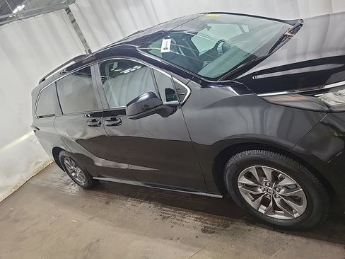 Used 2024 Toyota Sienna LE AWD/4WD image 3
