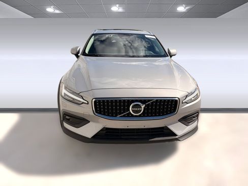 Certified 2025 Volvo V60 B5 Cross Country Plus image 6