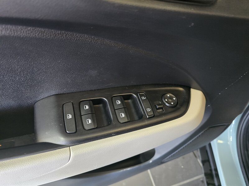 Used 2025 Hyundai Venue SEL FWD image 16