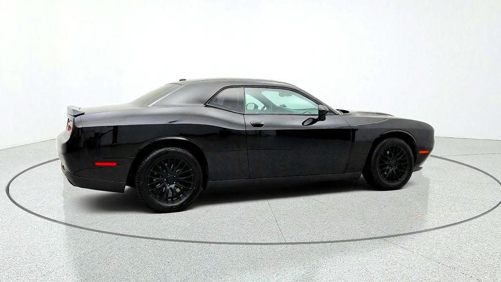 Used 2015 Dodge Challenger SXT RWD image 4
