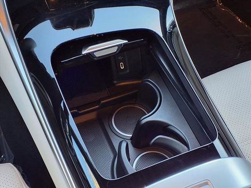 Used 2025 Mercedes-Benz GLC 300 image 7