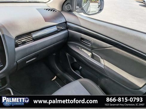 Used 2020 Mitsubishi Outlander ES AWD/4WD image 16
