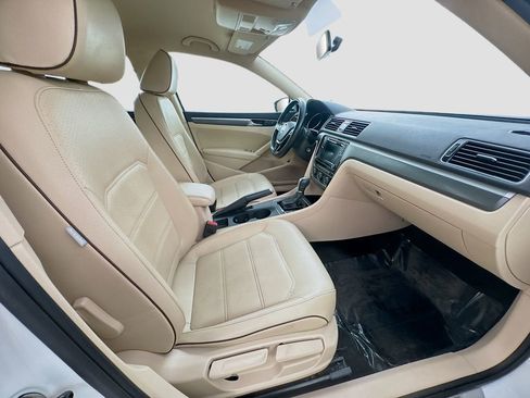 Used 2017 Volkswagen Passat 1.8T R-Line FWD image 32