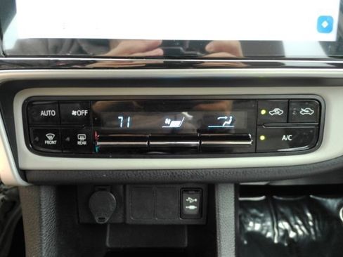 Used 2018 Toyota Corolla LE FWD image 38