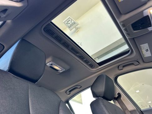 Used 2017 BMW 320i Sedan RWD image 17