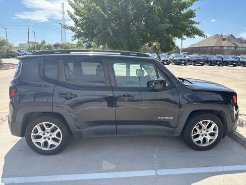 Used 2015 Jeep Renegade Latitude FWD image 4