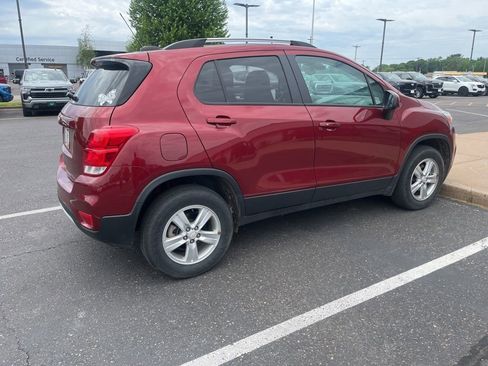 Used 2022 Chevrolet Trax LT w/ LT Convenience Package AWD/4WD image 2