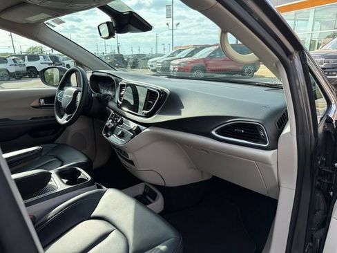 Used 2023 Chrysler Pacifica Touring-L FWD image 35