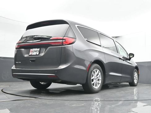 Used 2023 Chrysler Pacifica Touring-L FWD image 39