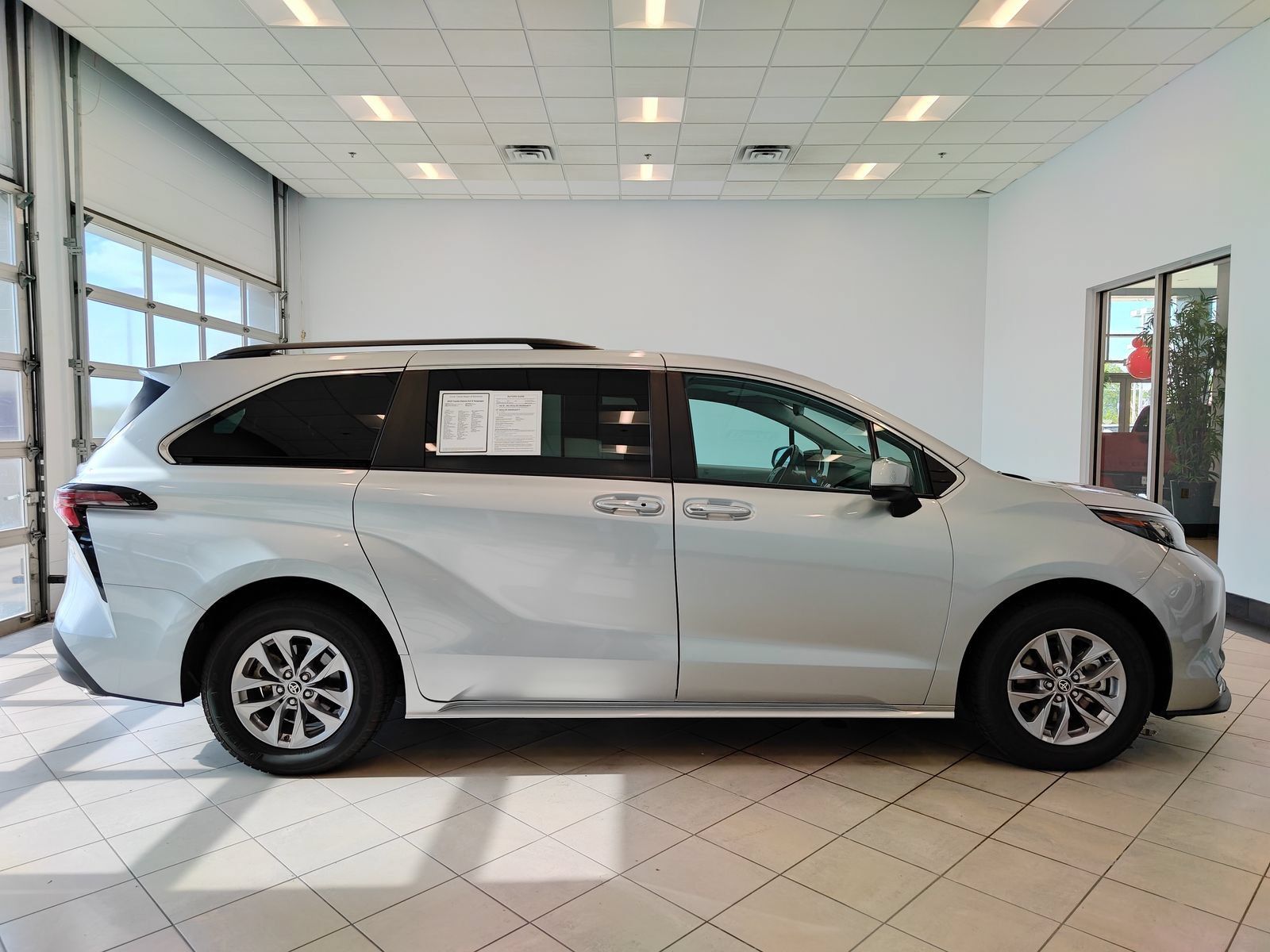 Used 2025 Toyota Sienna XLE FWD image 2