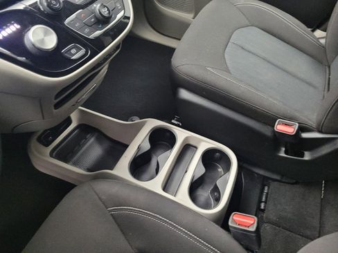 Used 2022 Chrysler Voyager LX image 26