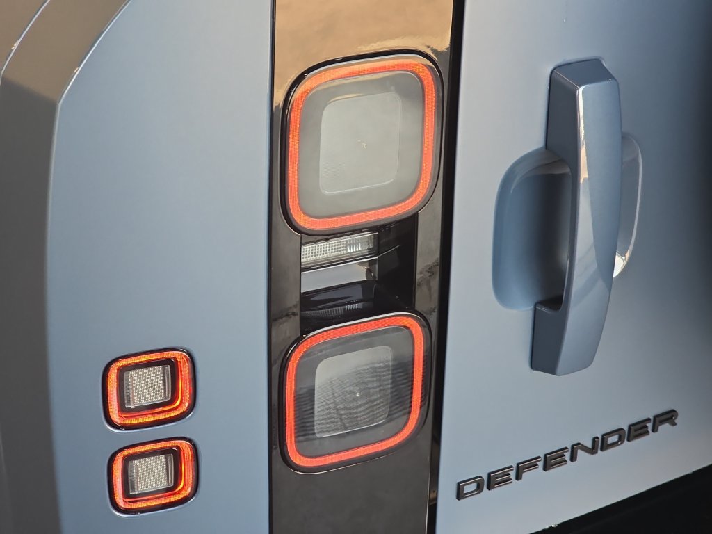 New 2026 Land Rover Defender 110 X-Dynamic SE AWD/4WD image 23