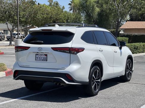Used 2021 Toyota Highlander XSE FWD image 3