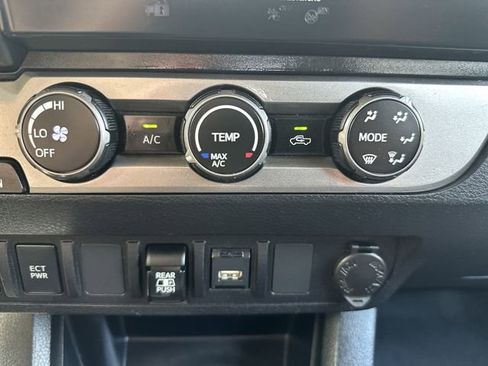 Used 2020 Toyota Tacoma SR5 AWD/4WD image 19