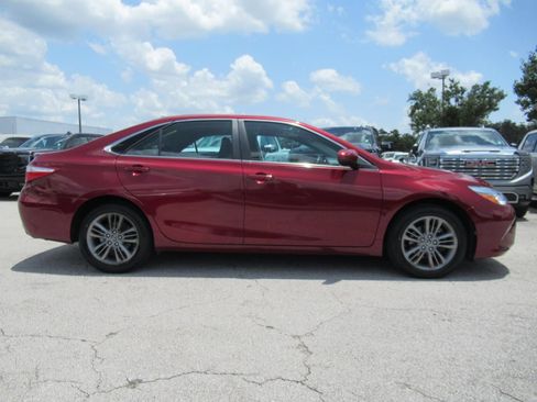 Used 2017 Toyota Camry SE w/ Four Season Floor Mat Package FWD image 2