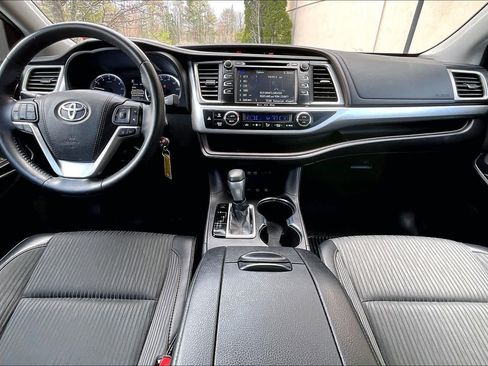 Certified 2018 Toyota Highlander Plus w/ Carpet Mat Package (TMS) AWD/4WD image 16
