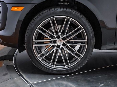 Used 2025 Porsche Macan image 10