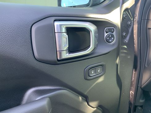 Used 2025 Jeep Wrangler Unlimited Sport AWD/4WD image 17