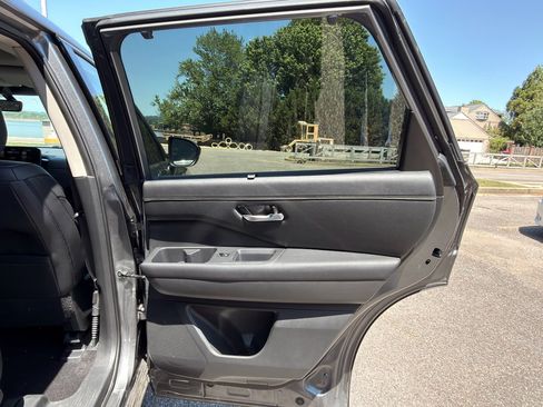 Used 2024 Nissan Pathfinder Platinum image 16