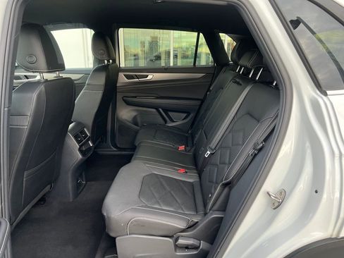 Certified 2025 Volkswagen Atlas Cross Sport SE image 14