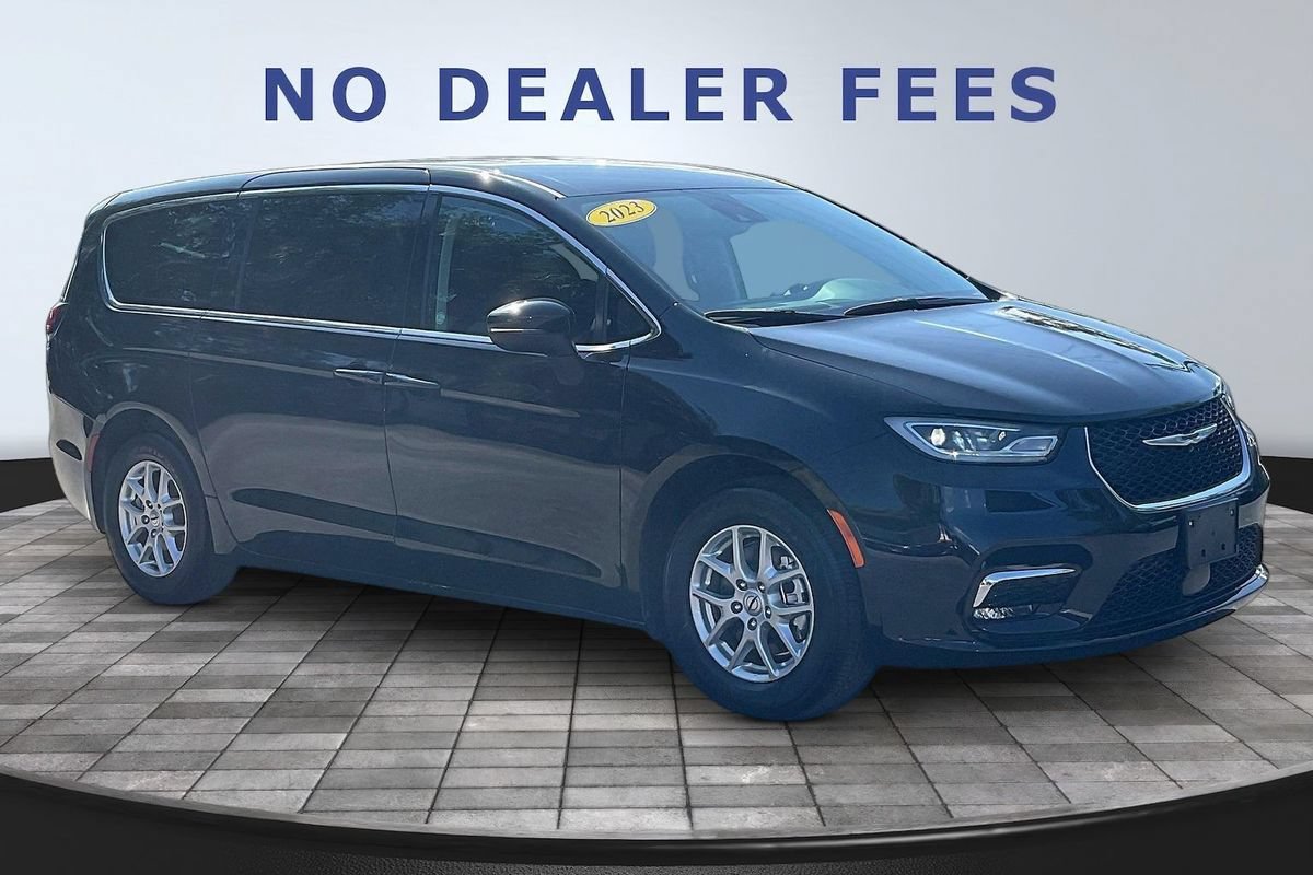 Used 2023 Chrysler Pacifica Touring-L FWD image 3