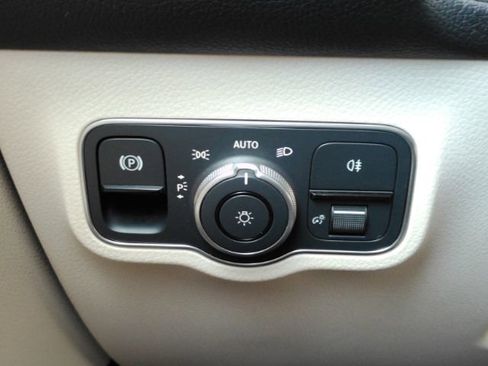 Used 2022 Mercedes-Benz EQB 300 4MATIC image 37