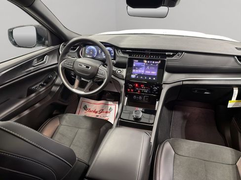 New 2025 Jeep Grand Cherokee Altitude image 19