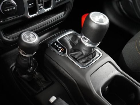 Used 2025 Jeep Wrangler Unlimited Sahara AWD/4WD image 18