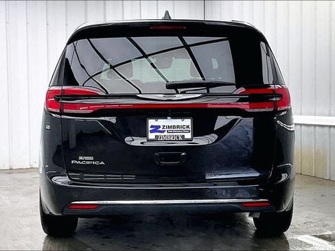 Used 2026 Chrysler Pacifica Limited FWD image 4