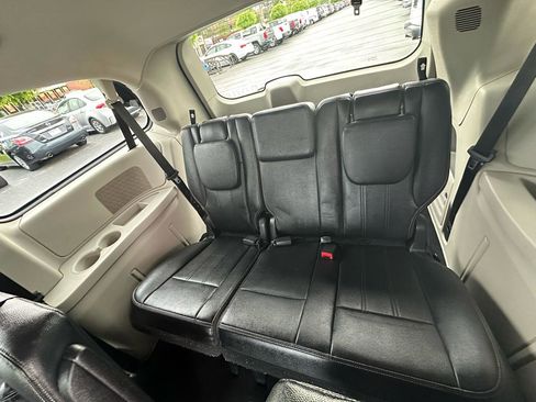 Used 2013 Chrysler Town & Country Touring image 23