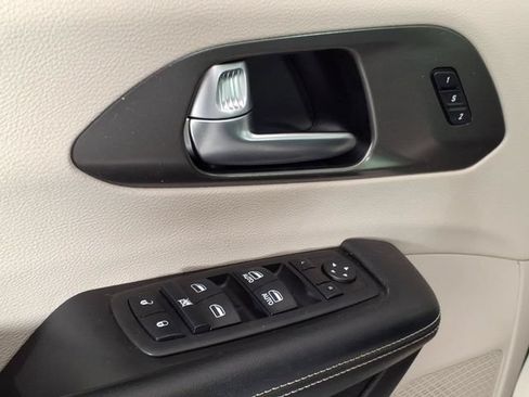 Used 2023 Chrysler Pacifica Touring-L AWD/4WD image 15