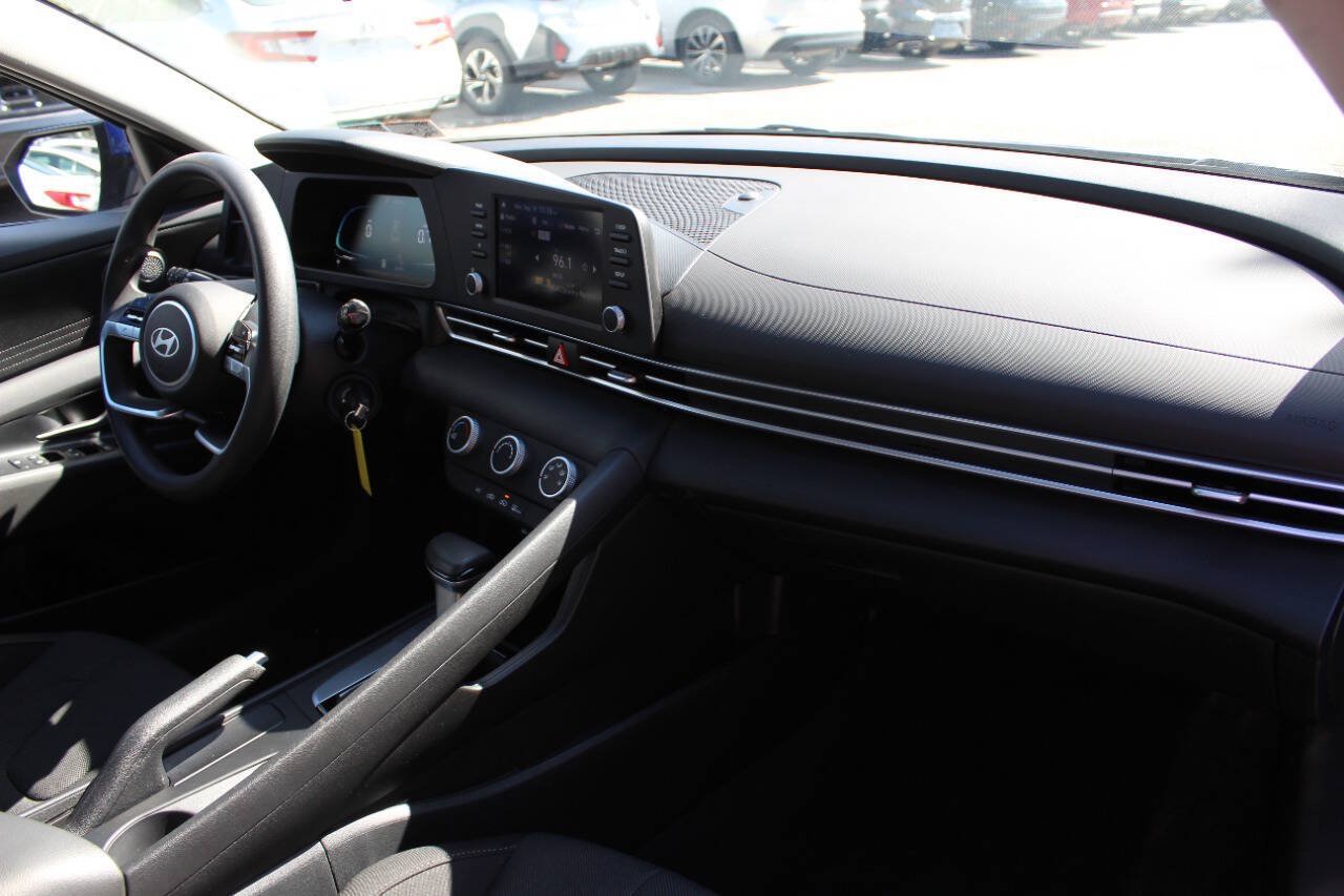 Used 2025 Hyundai Elantra SE FWD image 17
