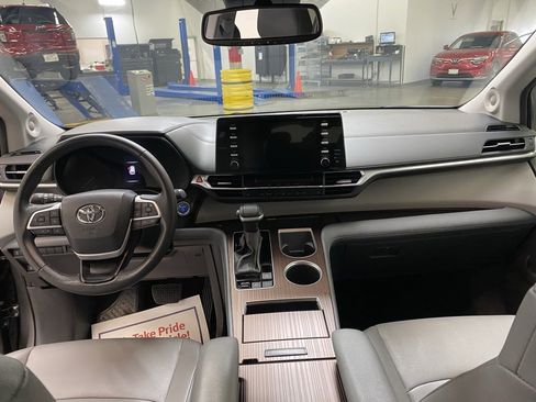 Used 2024 Toyota Sienna XLE image 24