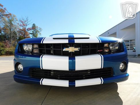 Used 2010 Chevrolet Camaro SS RWD image 3