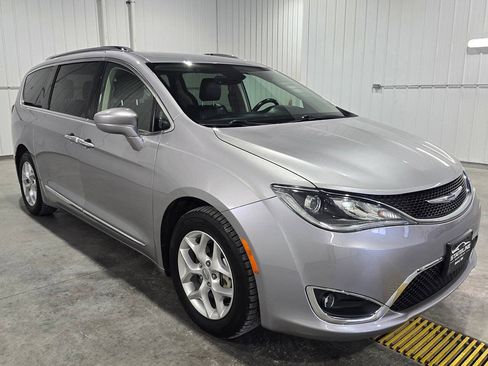 Used 2018 Chrysler Pacifica Touring-L Plus w/ Tire & Wheel Group FWD image 4