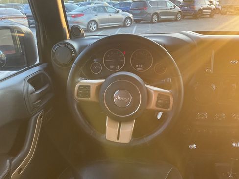 Used 2014 Jeep Wrangler Unlimited Sahara image 13