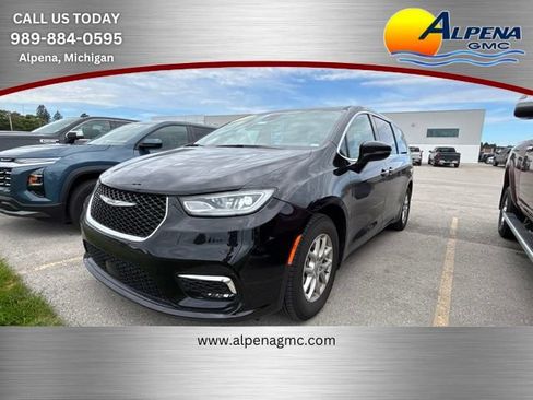 Used 2025 Chrysler Pacifica Select FWD image 1