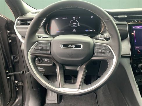 Certified 2025 Jeep Grand Cherokee Limited w/ Black Appearance Package image 24