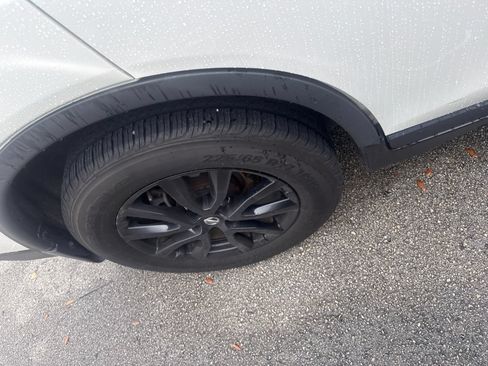 Used 2018 Nissan Rogue SV w/ Premium Package FWD image 14