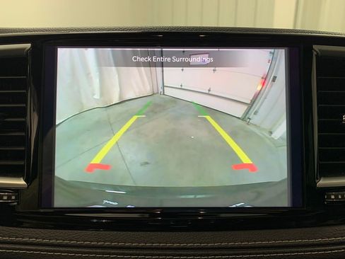 Used 2025 Chrysler Pacifica Limited image 8