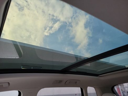 Certified 2025 Volkswagen Taos SE w/ Panoramic Sunroof Package image 25