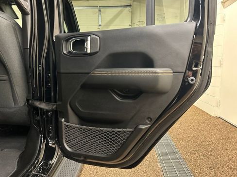 Used 2025 Jeep Wrangler Unlimited Sahara AWD/4WD image 5