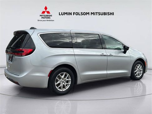 Used 2024 Chrysler Pacifica Touring-L FWD image 5