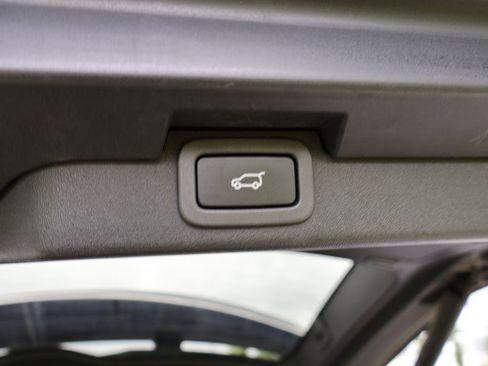 Used 2019 Land Rover Discovery SE AWD/4WD image 18