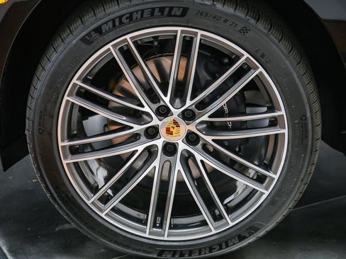 Certified 2026 Porsche Macan AWD/4WD image 13