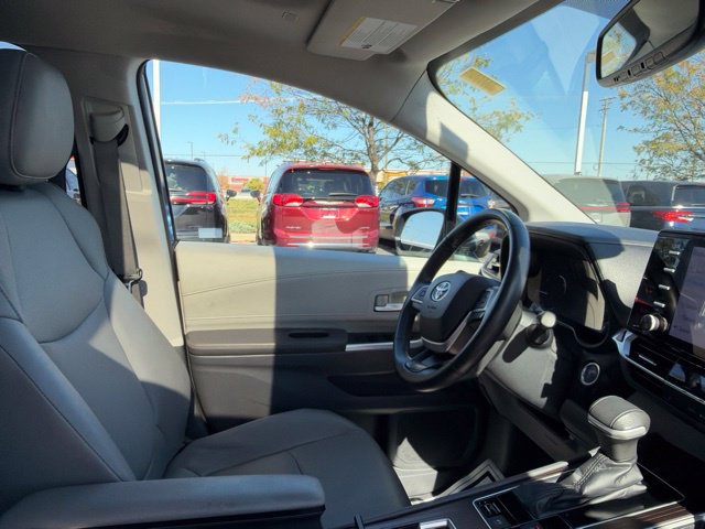Used 2023 Toyota Sienna XLE AWD/4WD image 36