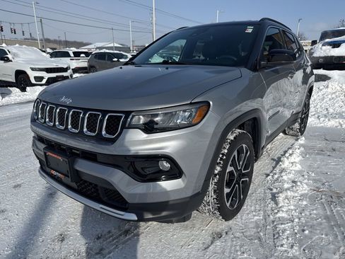 Used 2023 Jeep Compass Limited image 3
